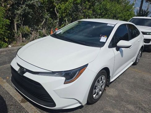 Used 2025 Toyota Corolla LE image 1