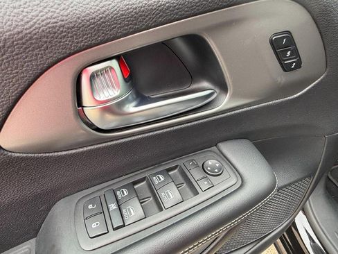 Used 2025 Chrysler Pacifica Select FWD image 25