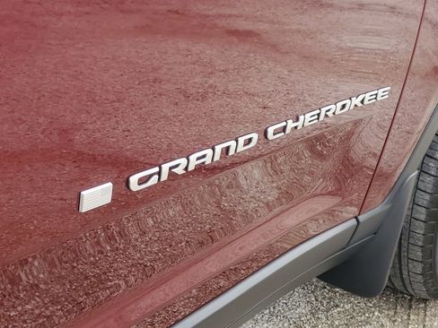 Used 2024 Jeep Grand Cherokee Laredo X AWD/4WD image 6