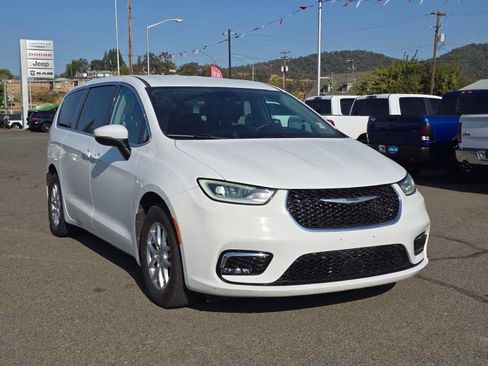Used 2023 Chrysler Pacifica Touring-L FWD image 11