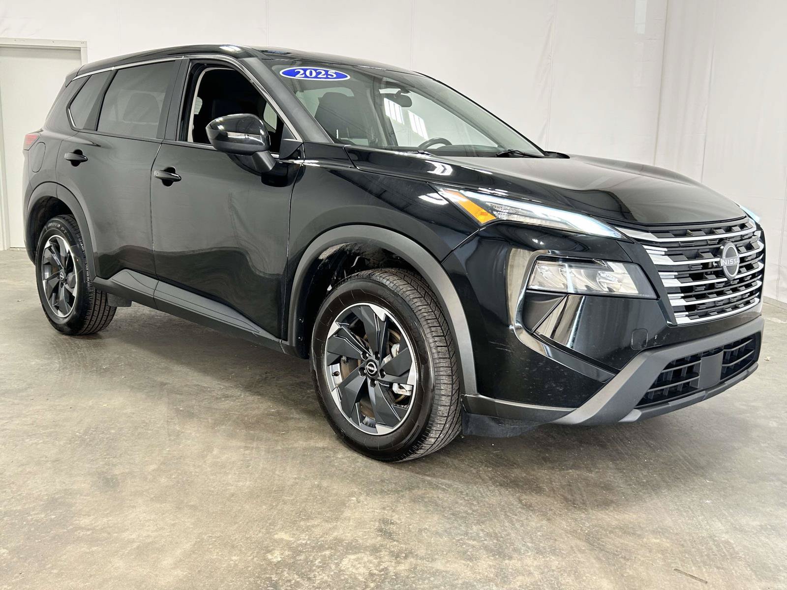 Used 2025 Nissan Rogue SV AWD/4WD image 1