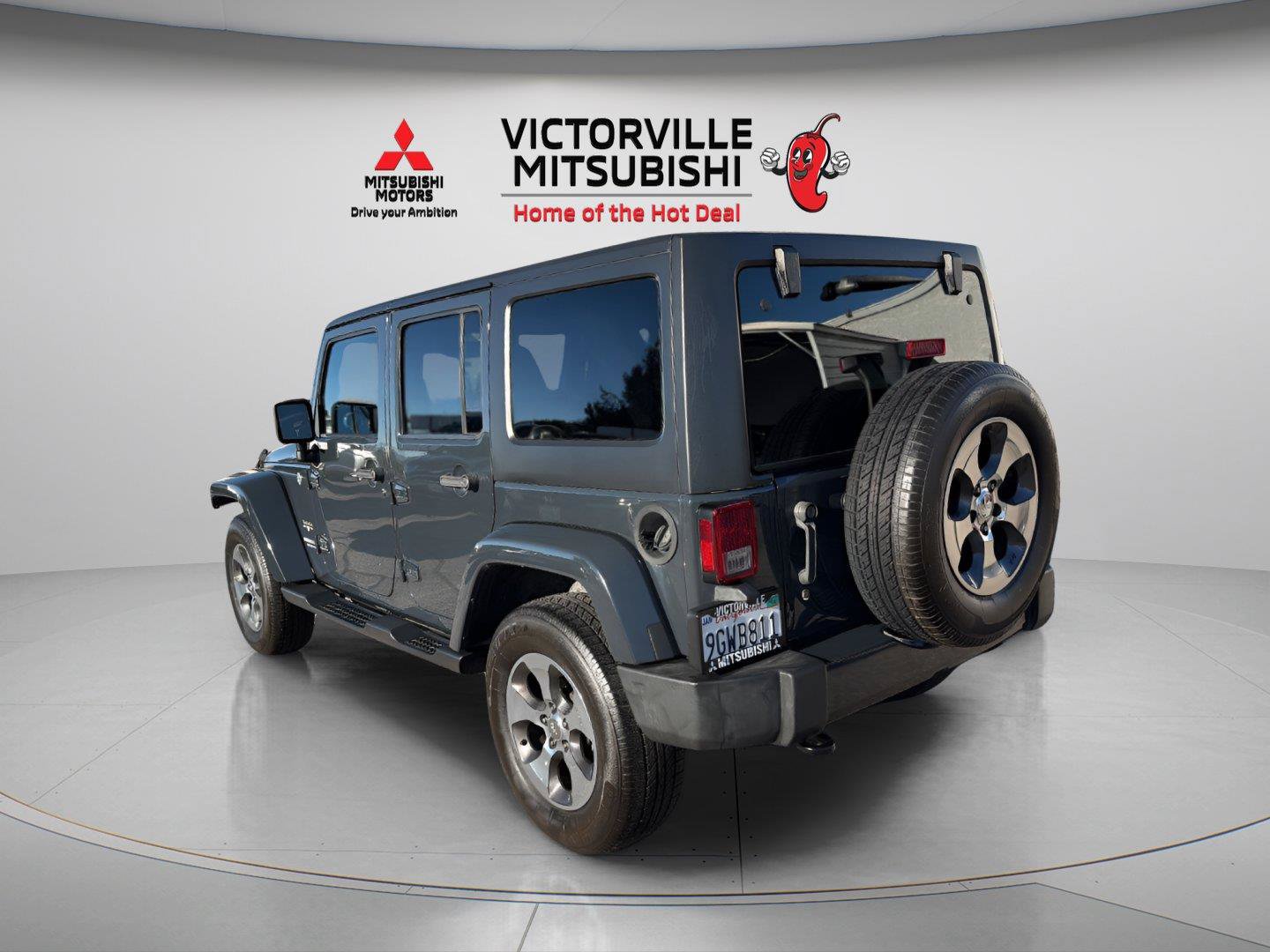 Used 2017 Jeep Wrangler Unlimited Sahara w/ Connectivity Group AWD/4WD image 4
