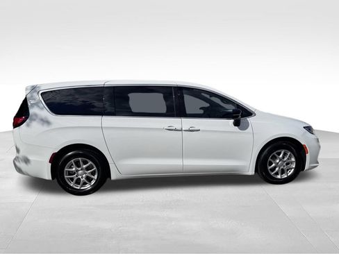 Used 2025 Chrysler Pacifica Select FWD image 8