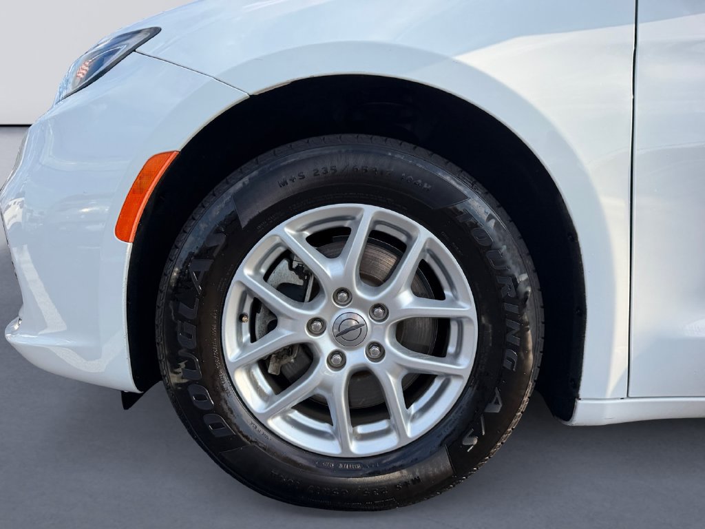 Used 2022 Chrysler Pacifica Touring-L FWD image 9