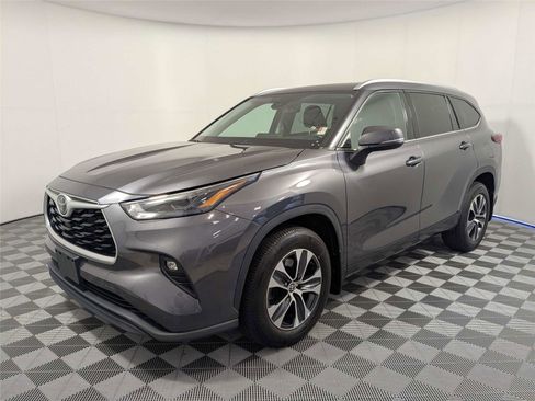 Used 2022 Toyota Highlander XLE AWD/4WD image 2
