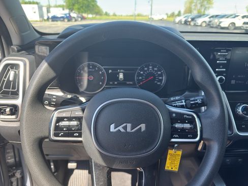 Used 2022 Kia Sorento LX FWD image 15