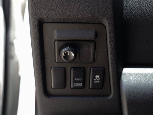 Used 2013 Nissan Rogue SV AWD/4WD image 40