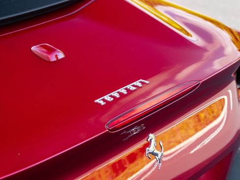 Used 2019 Ferrari Portofino RWD image 22