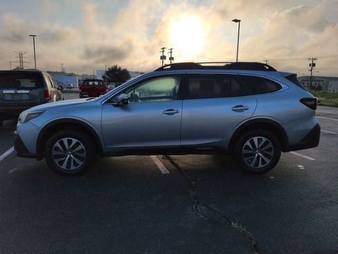 Used 2020 Subaru Outback Premium w/ Popular Package #1 AWD/4WD image 3