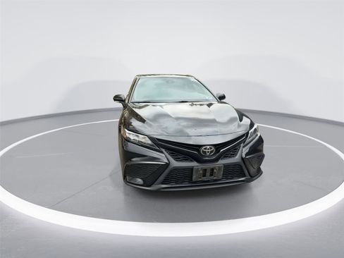 Used 2023 Toyota Camry SE image 3