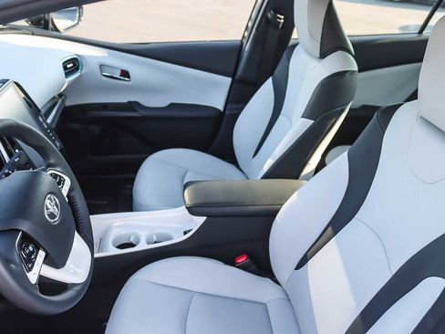 Used 2019 Toyota Prius Prime Premium image 16