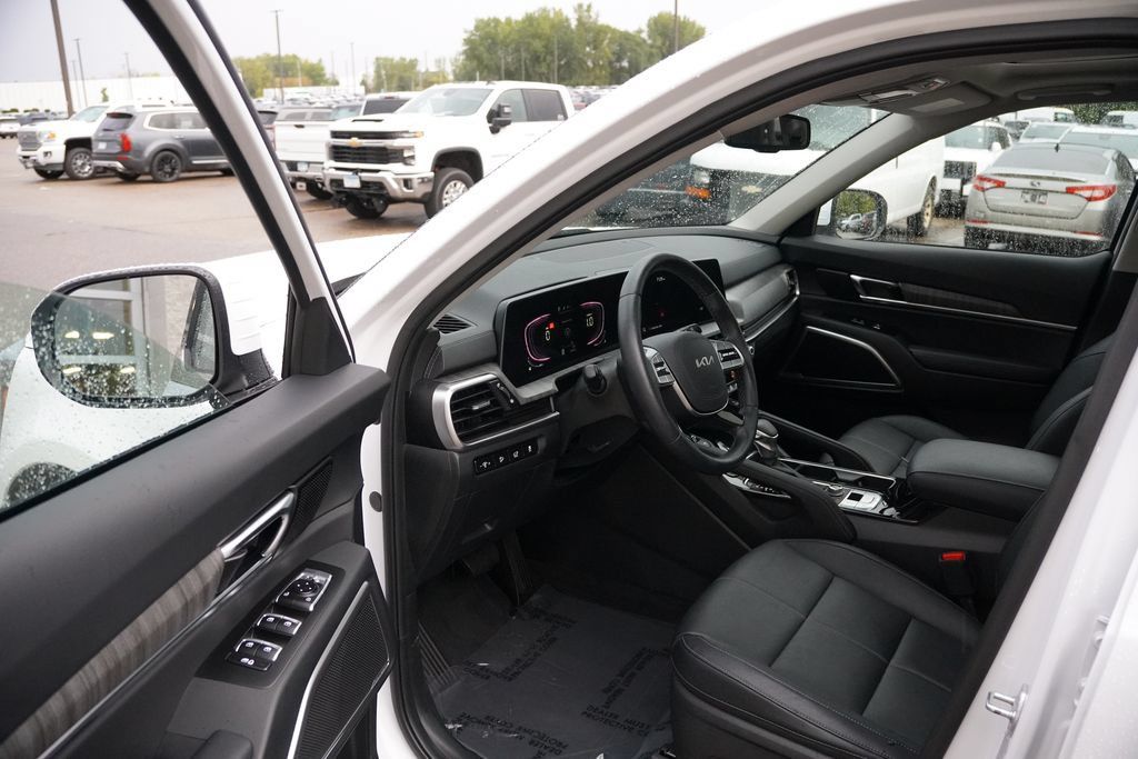 Certified 2025 Kia Telluride EX w/ EX Captain's Chair Package AWD/4WD image 14