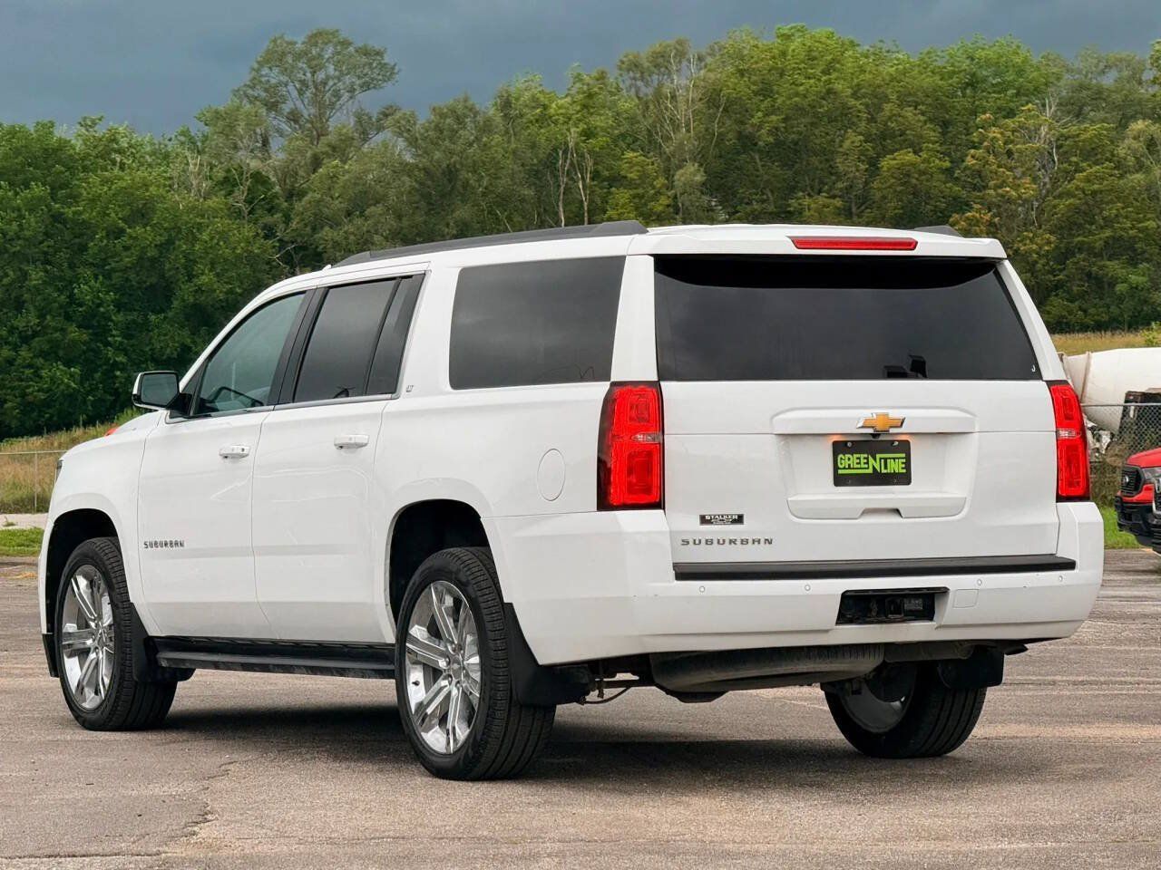 Used 2019 Chevrolet Suburban LT w/ Luxury Package AWD/4WD image 2
