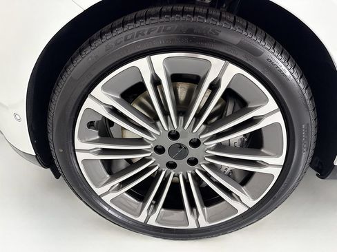 New 2026 Land Rover Range Rover Long Wheelbase SE AWD/4WD image 32