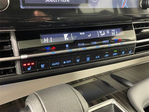 Used 2023 Toyota Sienna Limited image 10