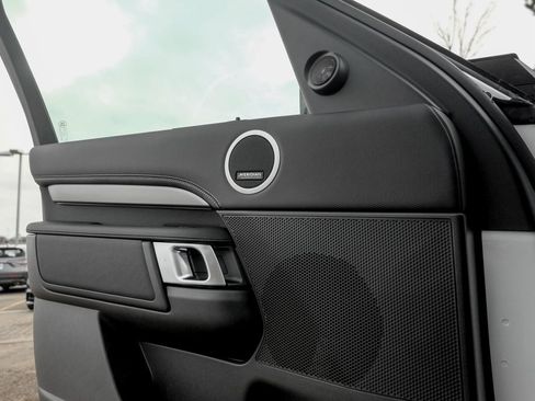 Used 2025 Land Rover Discovery Dynamic SE image 10