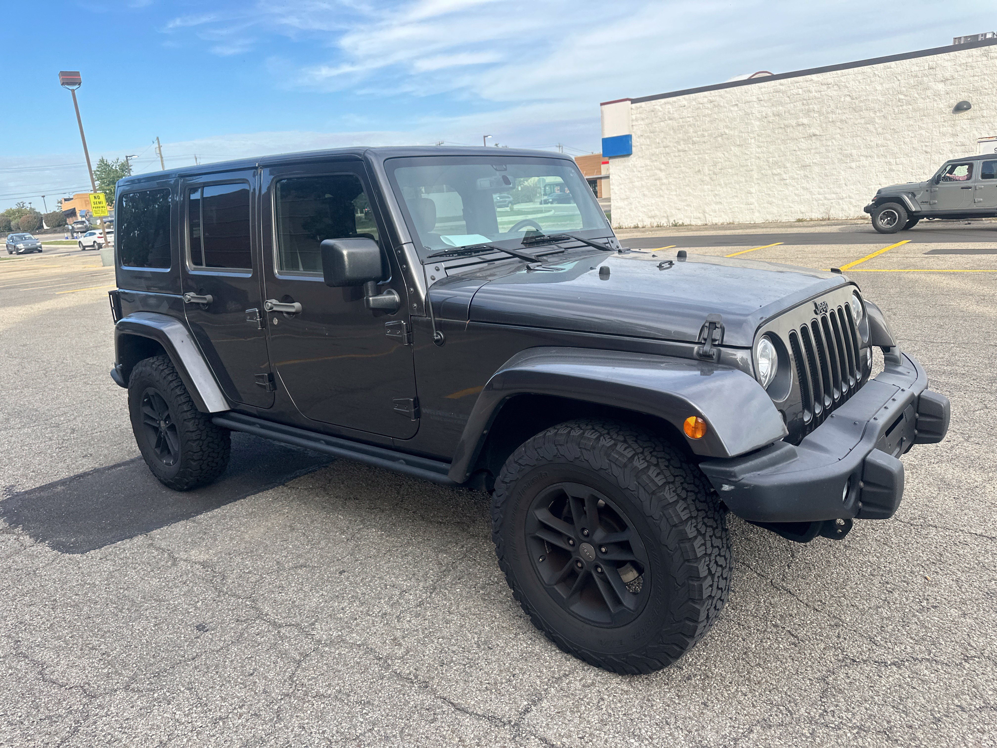 Used 2017 Jeep Wrangler Unlimited Sahara AWD/4WD image 15