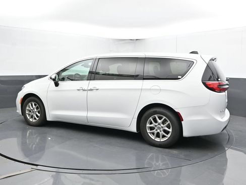 Used 2023 Chrysler Pacifica Touring-L FWD image 10