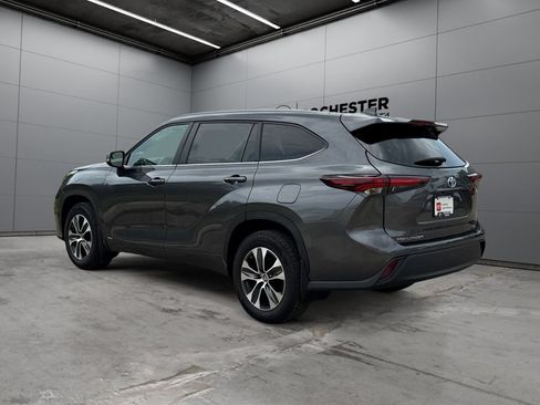 Used 2024 Toyota Highlander XLE AWD/4WD image 3
