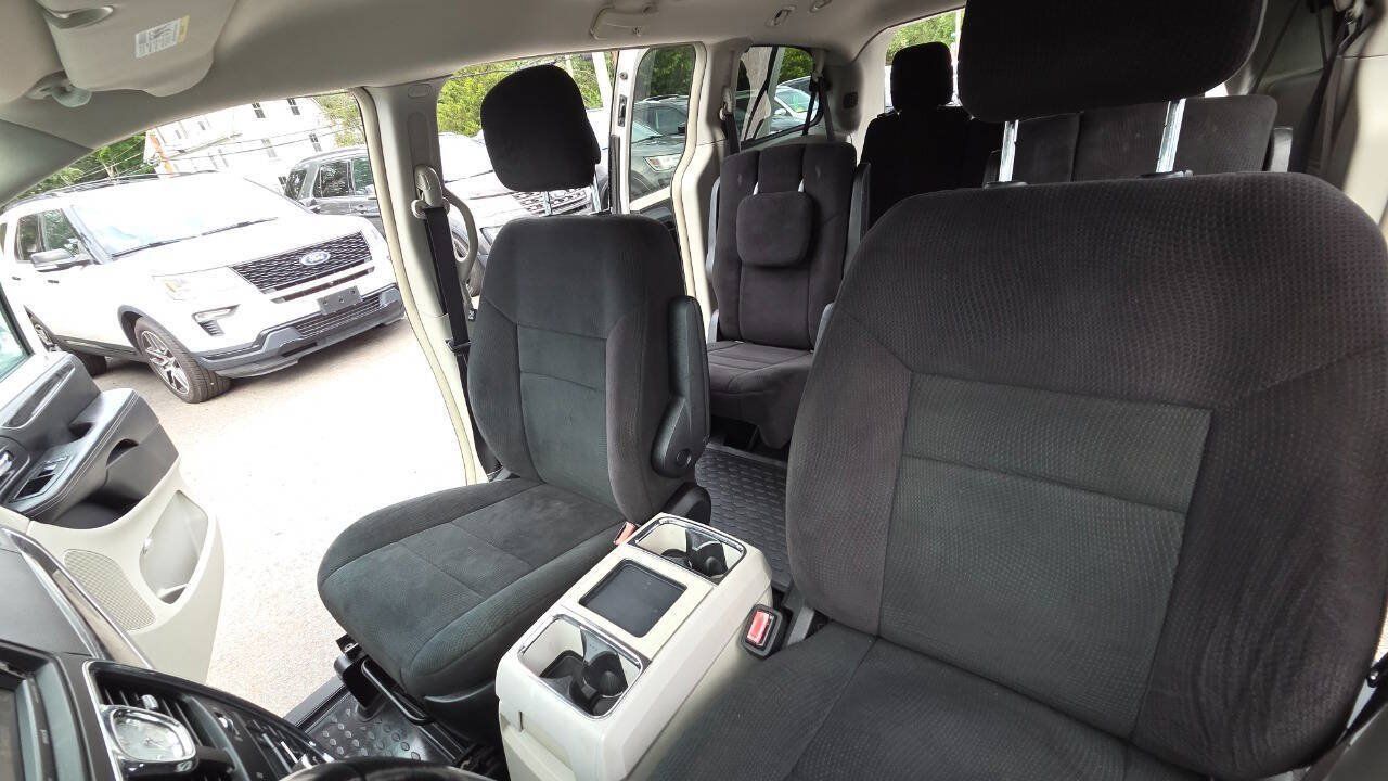 Used 2011 Chrysler Town & Country Touring FWD image 32