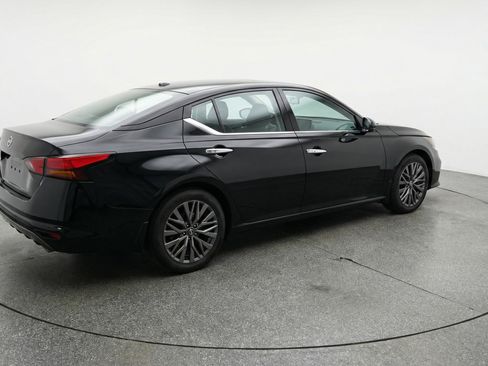 Used 2025 Nissan Altima 2.5 SV image 9