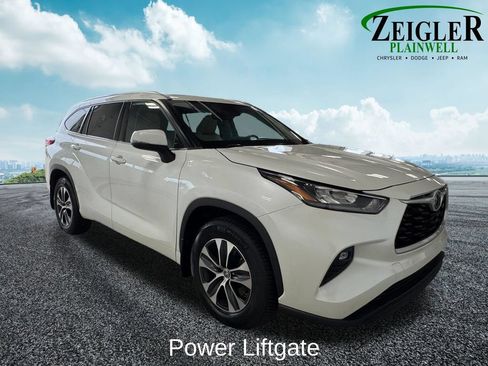 Used 2025 Toyota RAV4 XLE Premium w/ Weather Package AWD/4WD image 6