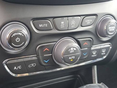 Certified 2022 Jeep Cherokee Trailhawk w/ Trailer Tow Group image 22