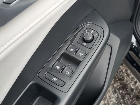 New 2026 Volkswagen Taos SE image 9