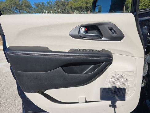 Used 2022 Chrysler Pacifica Touring-L image 23