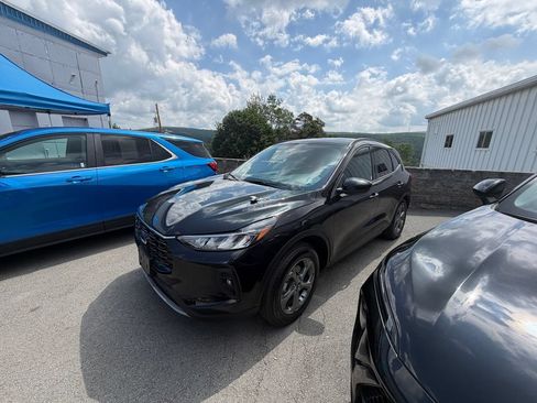 Used 2025 Ford Escape ST-Line Select AWD/4WD image 2