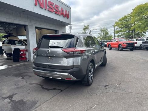 Used 2021 Nissan Rogue Platinum image 2
