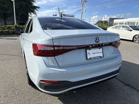 Used 2025 Volkswagen Jetta SE FWD image 12