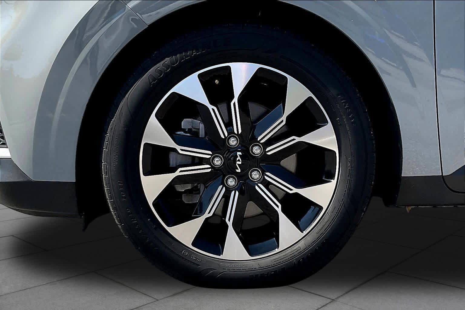 Used 2024 Kia Carnival EX FWD image 11