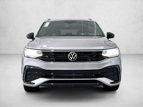 Used 2023 Volkswagen Tiguan SE R-Line FWD image 3