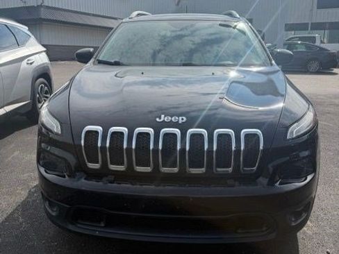 Used 2017 Jeep Cherokee Latitude w/ Cold Weather Group AWD/4WD image 1