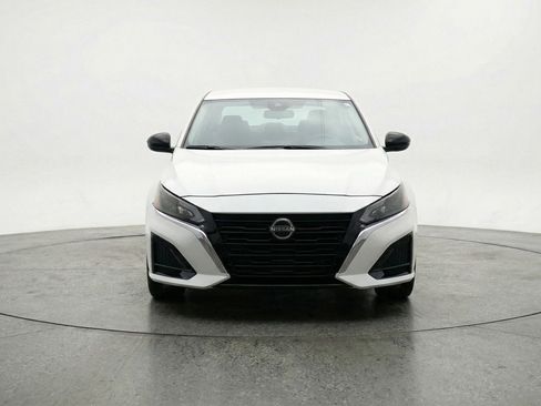 Used 2025 Nissan Altima 2.5 SV FWD image 2
