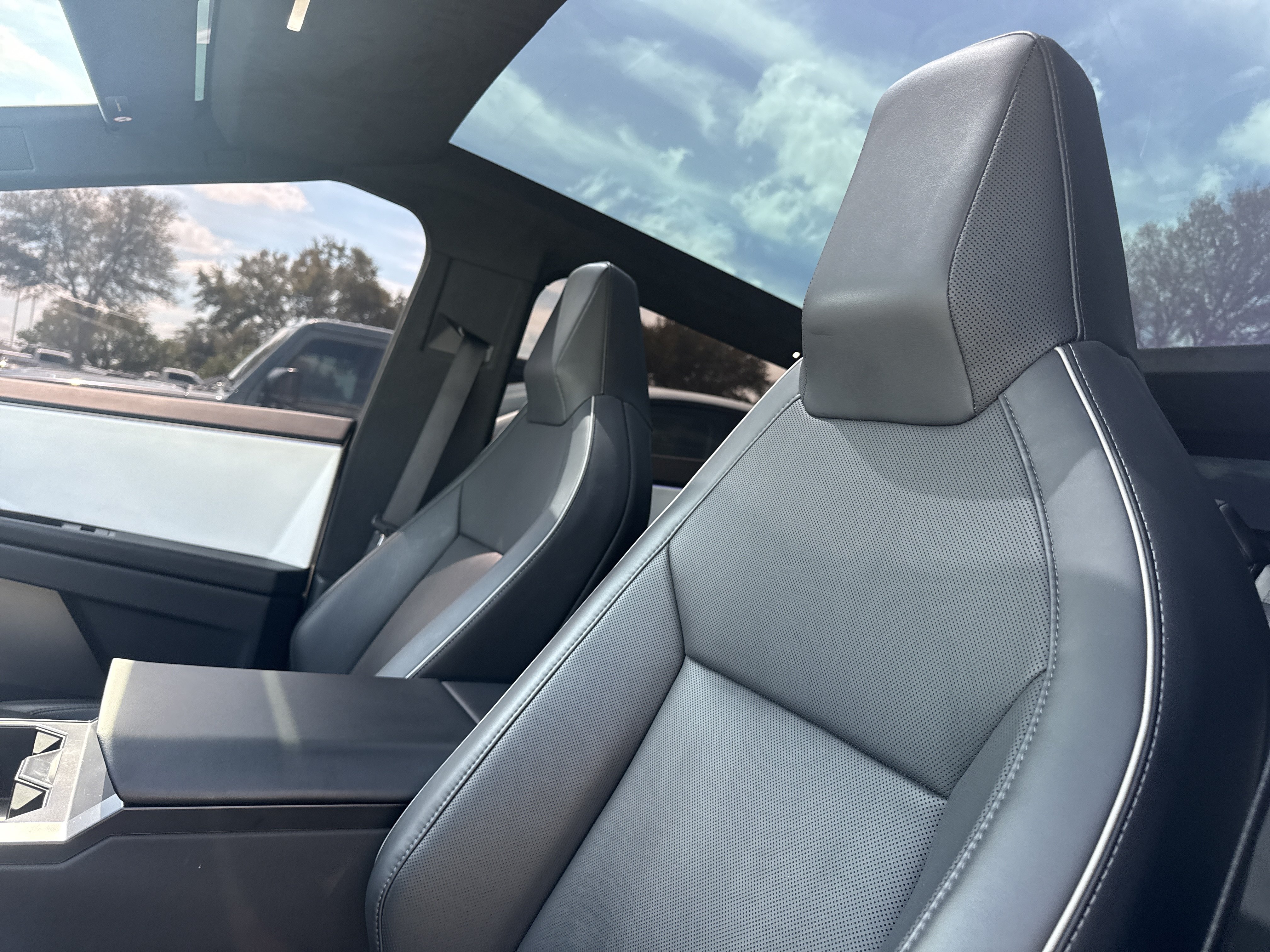 Used 2024 Tesla Cybertruck AWD Crew Cab image 5