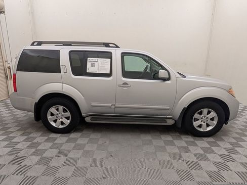 Used 2011 Nissan Pathfinder SV RWD image 2