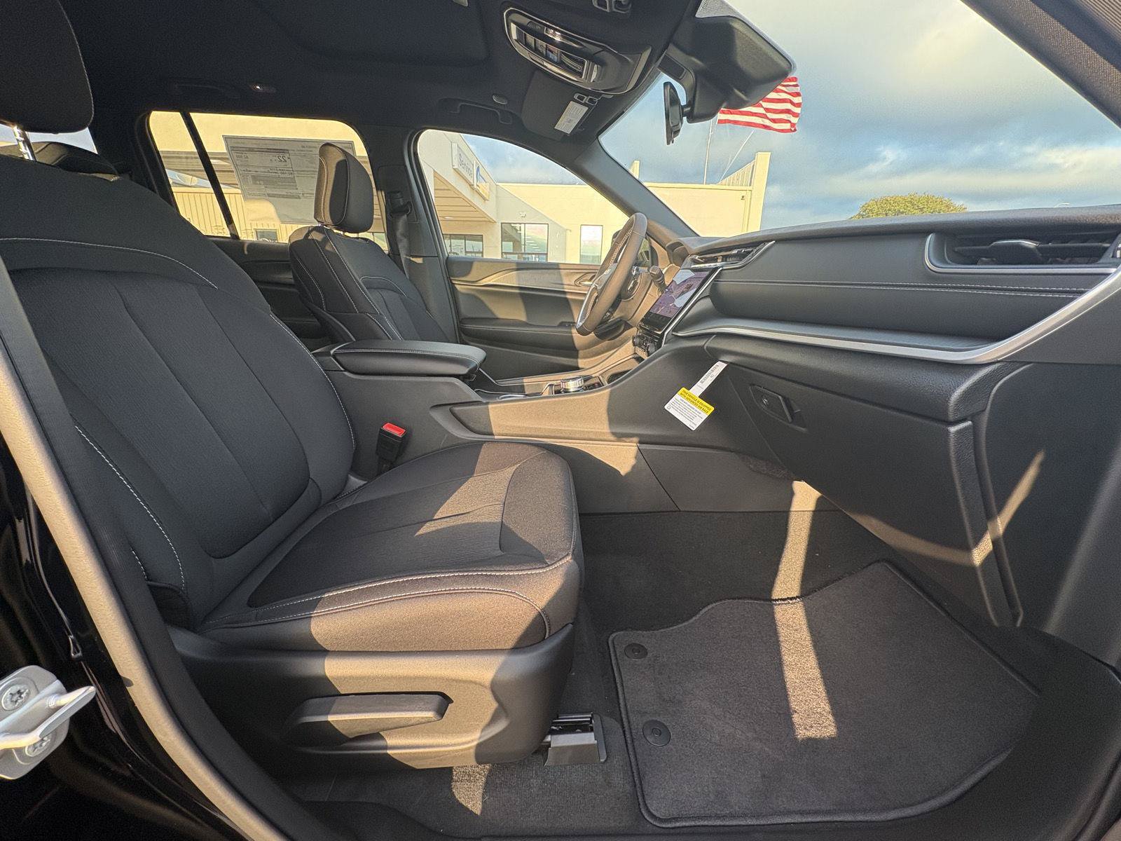 New 2027 Jeep Grand Cherokee Laredo X RWD image 9