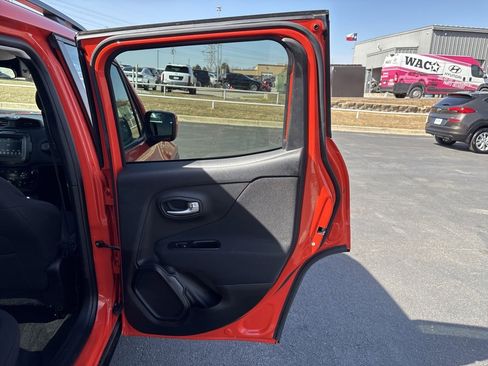 Used 2020 Jeep Renegade Latitude w/ Cold Weather Group image 26