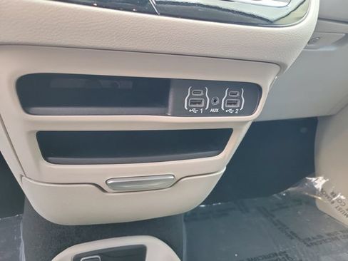 Used 2023 Chrysler Pacifica Touring-L FWD image 30