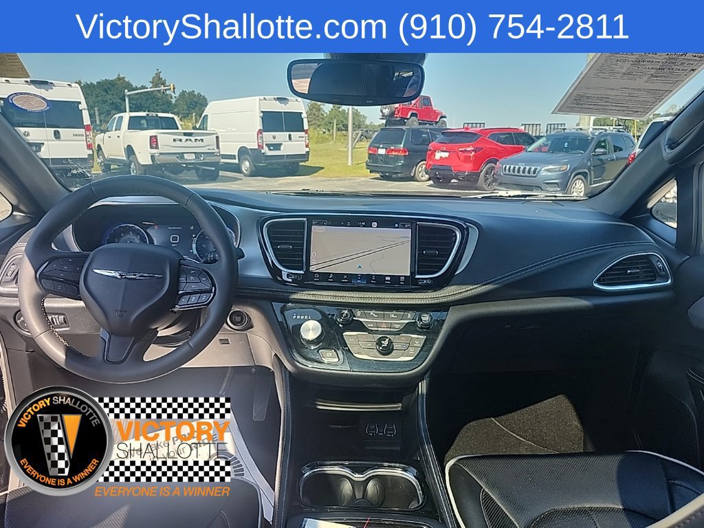 Used 2025 Chrysler Pacifica Limited FWD image 4