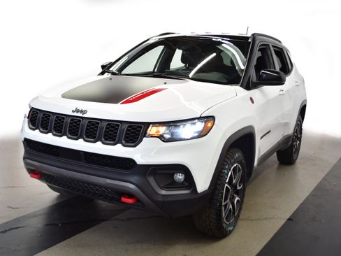 Used 2025 Jeep Compass Trailhawk AWD/4WD image 4