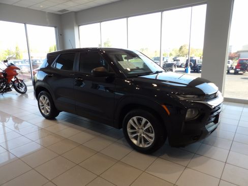 Used 2021 Chevrolet TrailBlazer LS FWD image 3