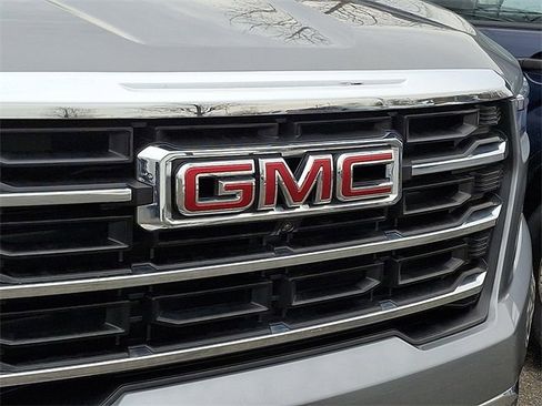 Used 2024 GMC Acadia Elevation image 9