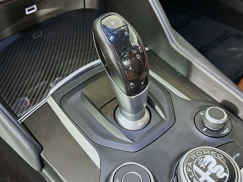 Used 2018 Alfa Romeo Giulia image 19