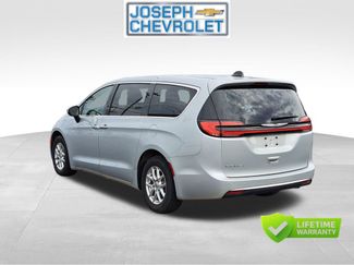 Used 2023 Chrysler Pacifica Touring-L FWD video 3