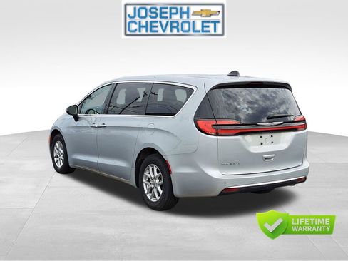 Used 2023 Chrysler Pacifica Touring-L FWD image 3