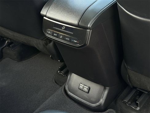 Used 2024 Toyota Highlander XLE image 33
