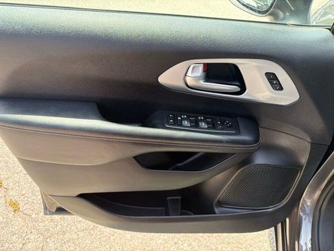 Used 2018 Chrysler Pacifica Limited w/ S Appearance Package FWD image 11